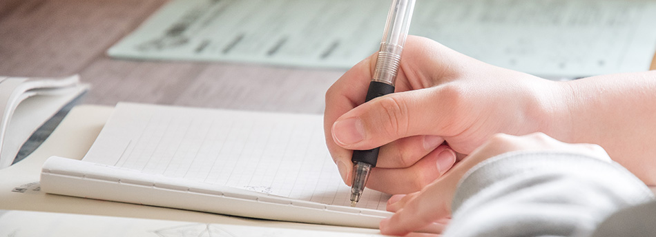 ノートに文字を書く様子