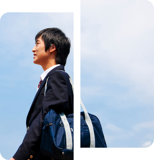 青空を見上げる男子学生